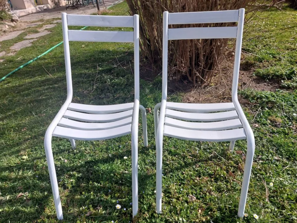 Paire de chaises blanches en métal, style Tolix