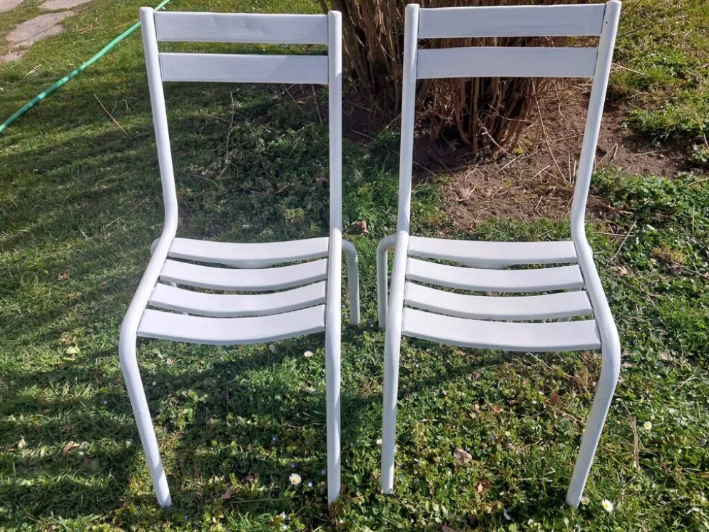 Paire de chaises blanches en métal, style Tolix