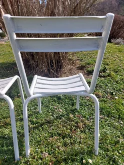 Paire de chaises blanches en métal, style Tolix