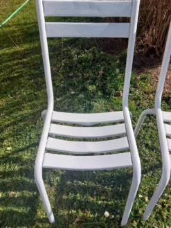 Paire de chaises blanches en métal, style Tolix