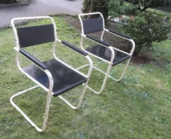 Paire de chaises de jardin en fer et bois peint à cantilever des années 1950.