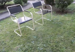 Paire de chaises de jardin en fer et bois peint à cantilever des années 1950.