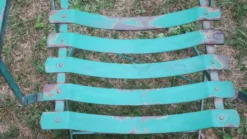 Paire de chaises de jardin en fer peint, vintage et patinées des années 50.