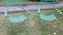 Paire de chaises de jardin en fer peint, vintage et patinées des années 50.