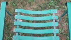 Paire de chaises de jardin en fer peint, vintage et patinées des années 50.
