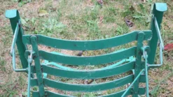 Paire de chaises de jardin en fer peint, vintage et patinées des années 50.