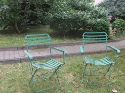 Paire de chaises de jardin en fer peint, vintage et patinées des années 50.
