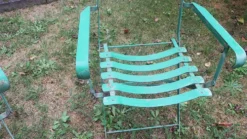 Paire de chaises de jardin en fer peint, vintage et patinées des années 50.