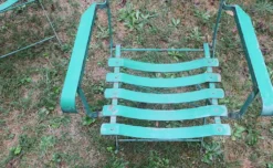 Paire de chaises de jardin en fer peint, vintage et patinées des années 50.