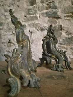 Paire de chenets anciens en bronze français, style Louis XV, vers 1880–1900