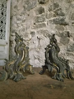 Paire de chenets anciens en bronze français, style Louis XV, vers 1880–1900