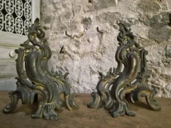 Paire de chenets anciens en bronze français, style Louis XV, vers 1880–1900