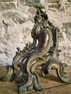Paire de chenets anciens en bronze français, style Louis XV, vers 1880–1900