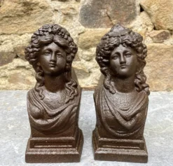 Paire de chenets anciens en fonte à bustes antiques