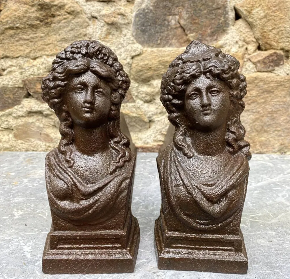 Paire de chenets anciens en fonte à bustes antiques