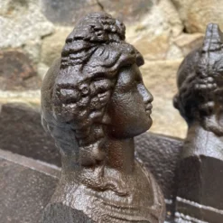 Paire de chenets anciens en fonte à bustes antiques