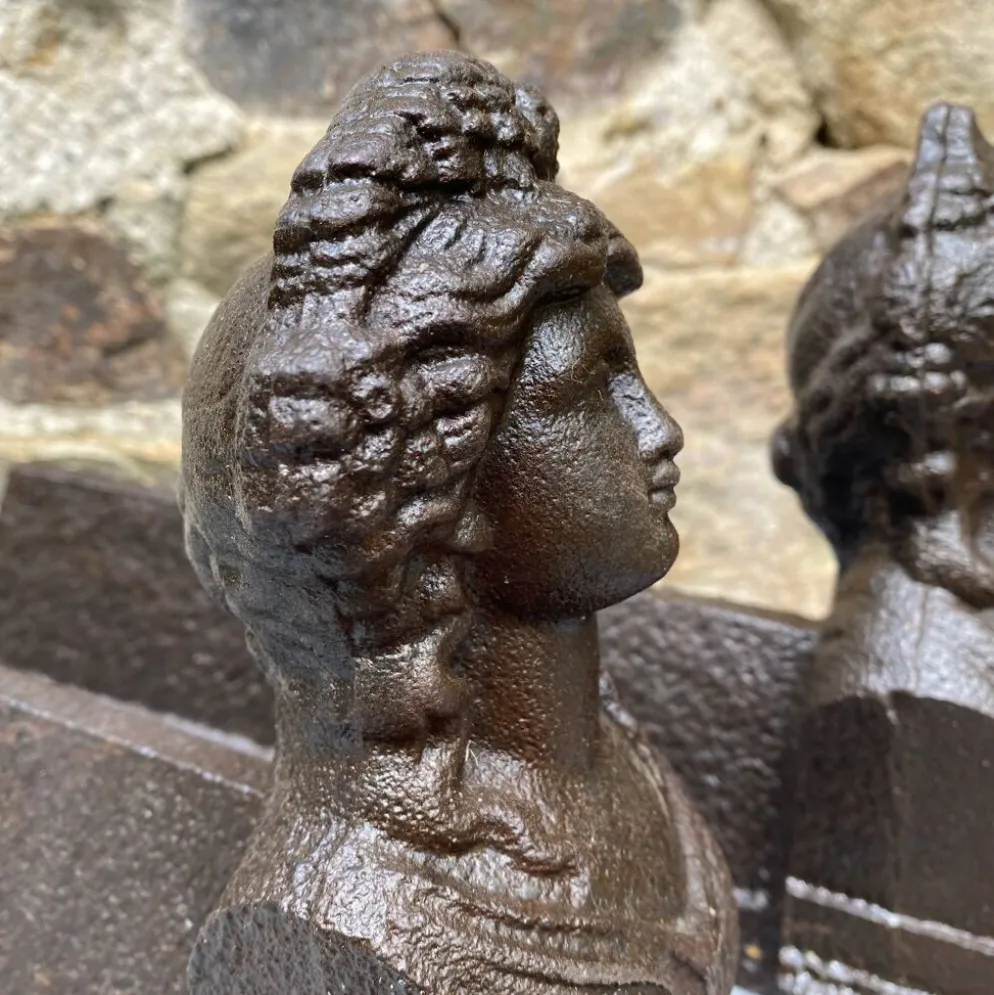 Paire de chenets anciens en fonte à bustes antiques