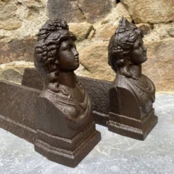 Paire de chenets anciens en fonte à bustes antiques