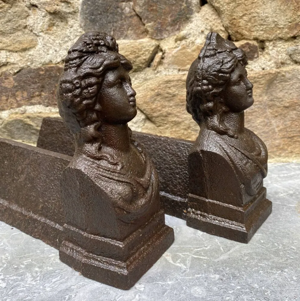 Paire de chenets anciens en fonte à bustes antiques