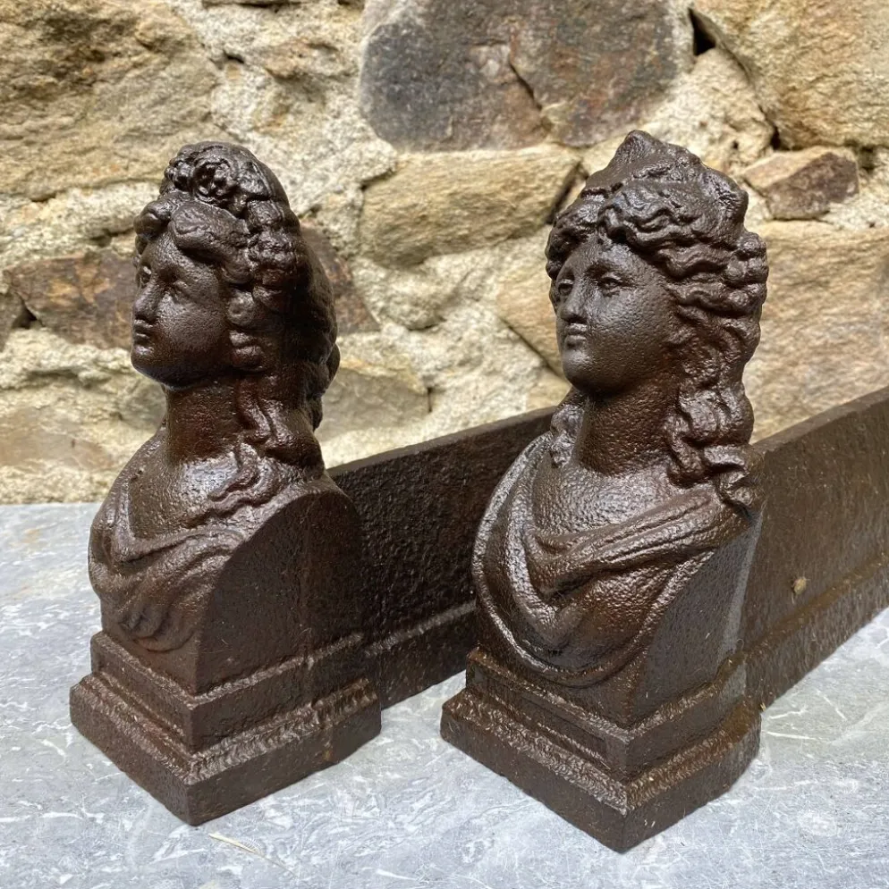 Paire de chenets anciens en fonte à bustes antiques