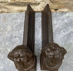 Paire de chenets anciens en fonte à bustes antiques