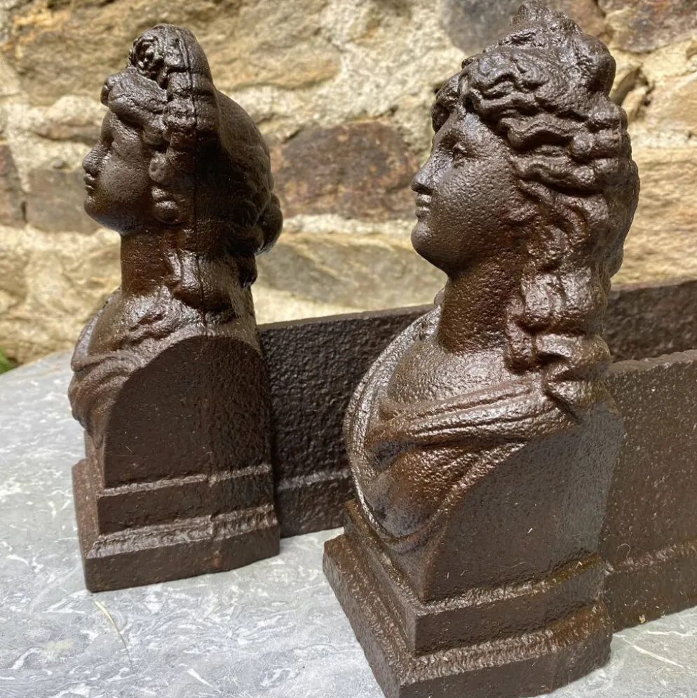 Paire de chenets anciens en fonte à bustes antiques