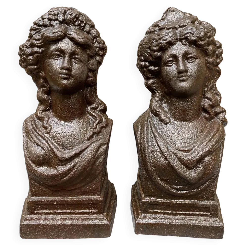 Paire de chenets anciens en fonte à bustes antiques