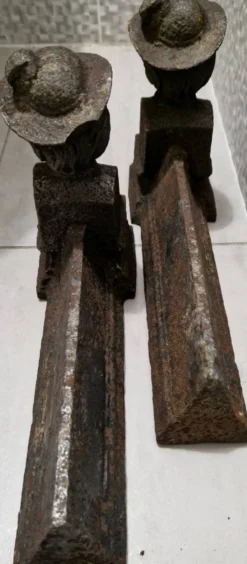 Paire de chenets anciens en fonte Bustes néo-Renaissance France fin XIXᵉ