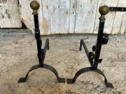 Paire de Chenets Cheminée Fer Forgé Volutes + Têtes Boule Laiton Vinta