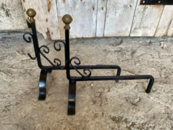 Paire de Chenets Cheminée Fer Forgé Volutes + Têtes Boule Laiton Vinta