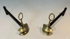 Paire de chenets en bronze de style néoclassique en forme de lampe à huile