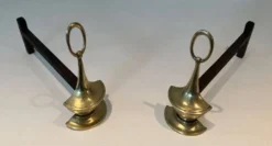 Paire de chenets en bronze de style néoclassique en forme de lampe à huile