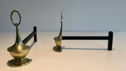 Paire de Chenets en Bronze Néoclassiques en Forme de Lampes Antiques à Anne