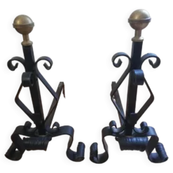 Paire de chenets en fer forgé et boule en laiton.