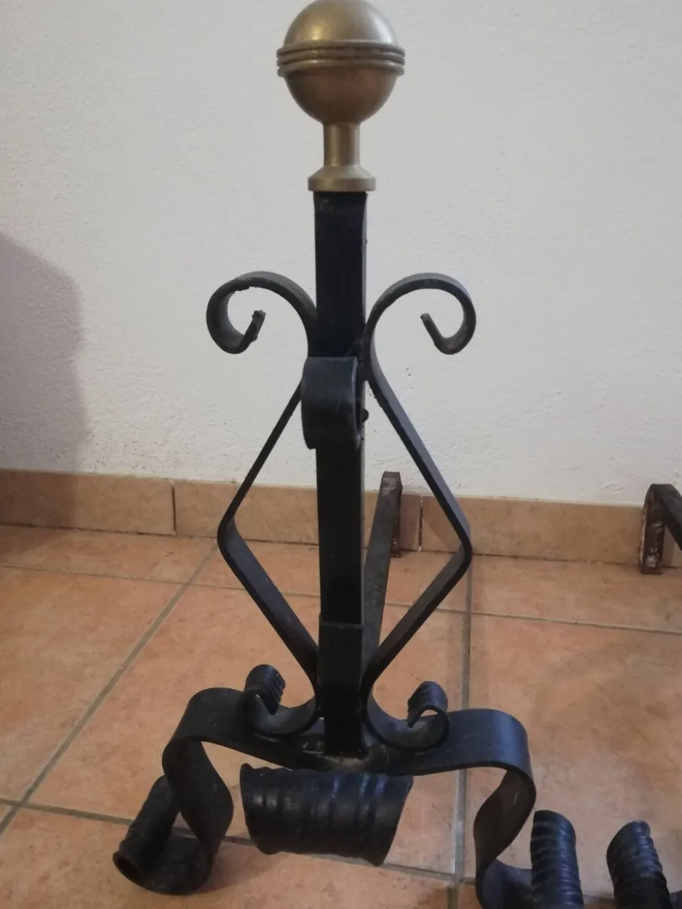 Paire de chenets en fer forgé et boule en laiton.