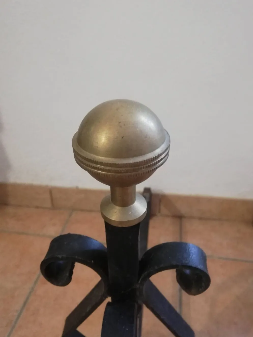 Paire de chenets en fer forgé et boule en laiton.