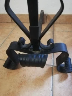 Paire de chenets en fer forgé et boule en laiton.