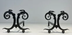 Paire de Chenets en Fer Forgé Modèle aux Serpents dans le Goût d’Edgar Bran