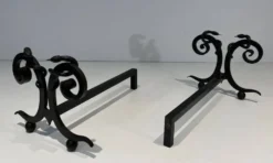 Paire de Chenets en Fer Forgé Modèle aux Serpents dans le Goût d’Edgar Bran