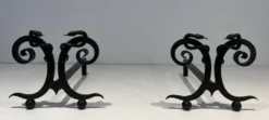 Paire de Chenets en Fer Forgé Modèle aux Serpents dans le Goût d’Edgar Bran