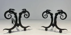 Paire de Chenets en Fer Forgé Modèle aux Serpents dans le Goût d’Edgar Bran