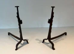 Paire de Chenets en Fer Forgé à Montants à Crémaillère et Pieds Trépied. Fr