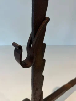 Paire de Chenets en Fer Forgé à Montants à Crémaillère et Pieds Trépied. Fr