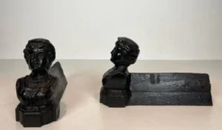 Paire de Chenets en Fonte à Bustes Portraits d’une « Italienne ». France. V