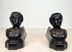 Paire de Chenets en Fonte à Bustes Portraits d’une « Italienne ». France. V