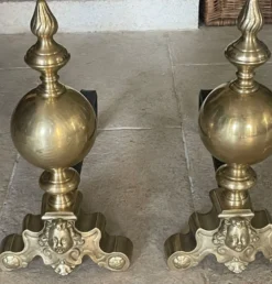 Paire de chenets en laiton