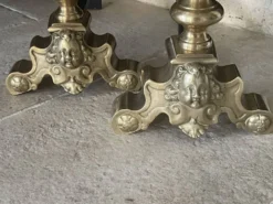 Paire de chenets en laiton