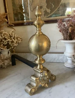 Paire de chenets en laiton