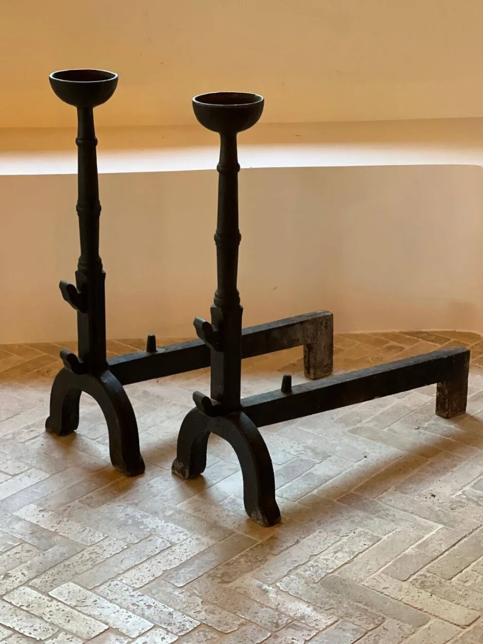 Paire de chenets, landiers en fonte fer, XIX° siècle