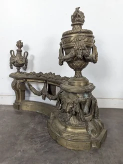 Paire de chenets Louis XVI en bronze aux pots à feu